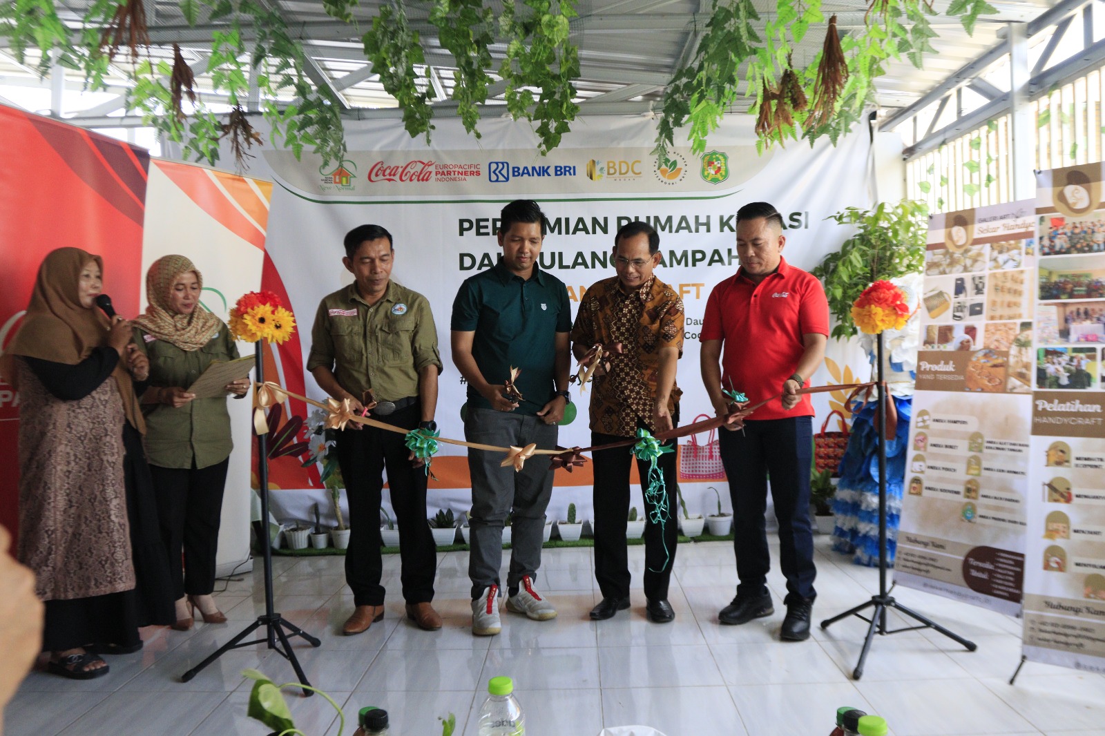 Camat Apresiasi Rumah Kreasi Daur Ulang Sampah Sekar Handycraft